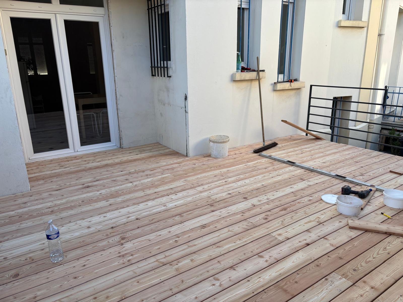 Terrasse suspendue en lames mélèze
