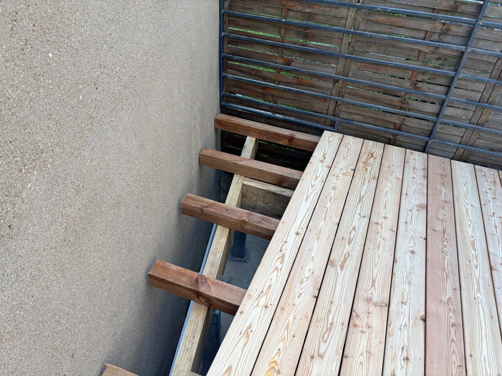 Terrasse suspendue en lames mélèze — photo 2
