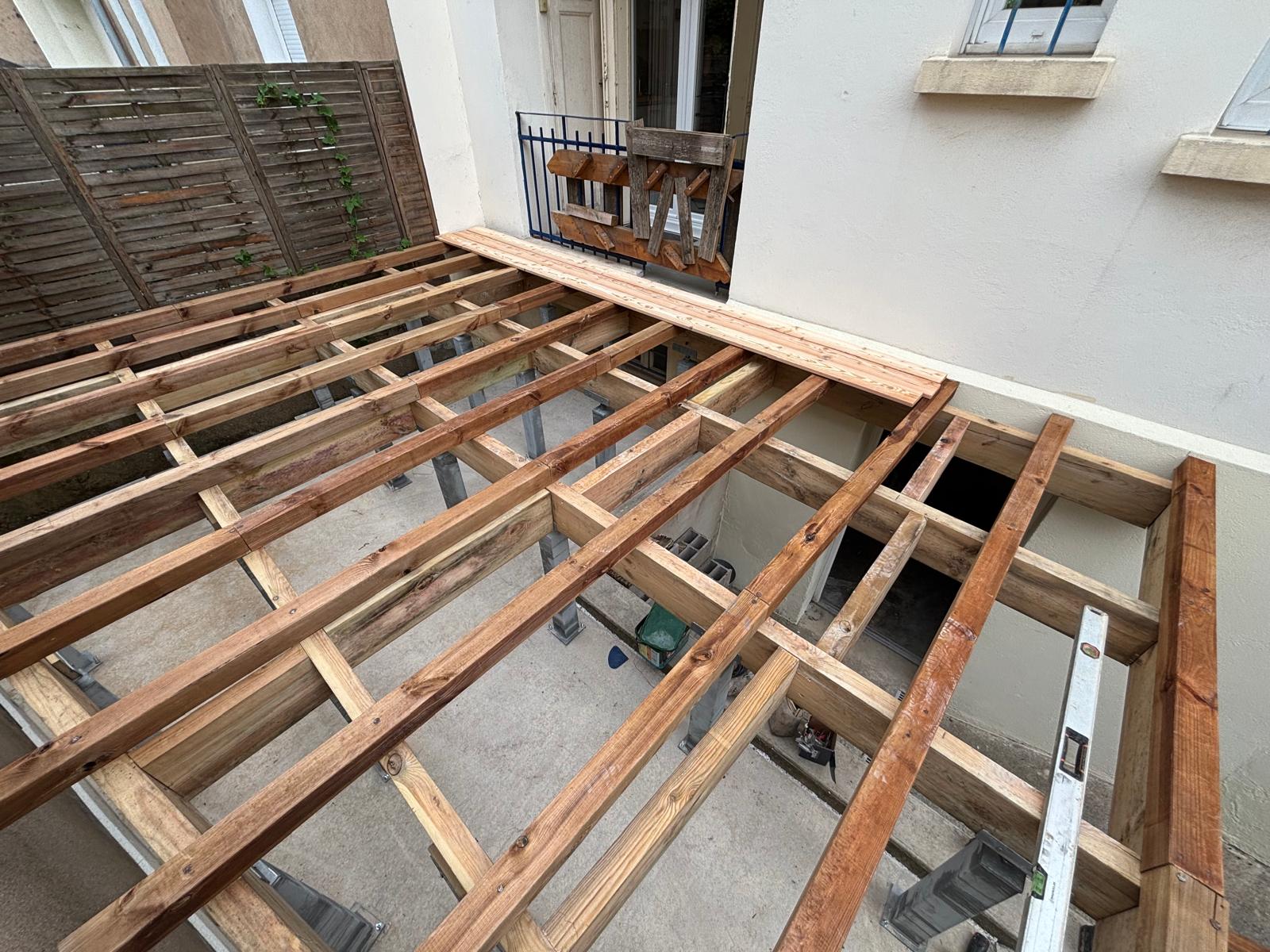 Terrasse suspendue en lames mélèze — photo 4