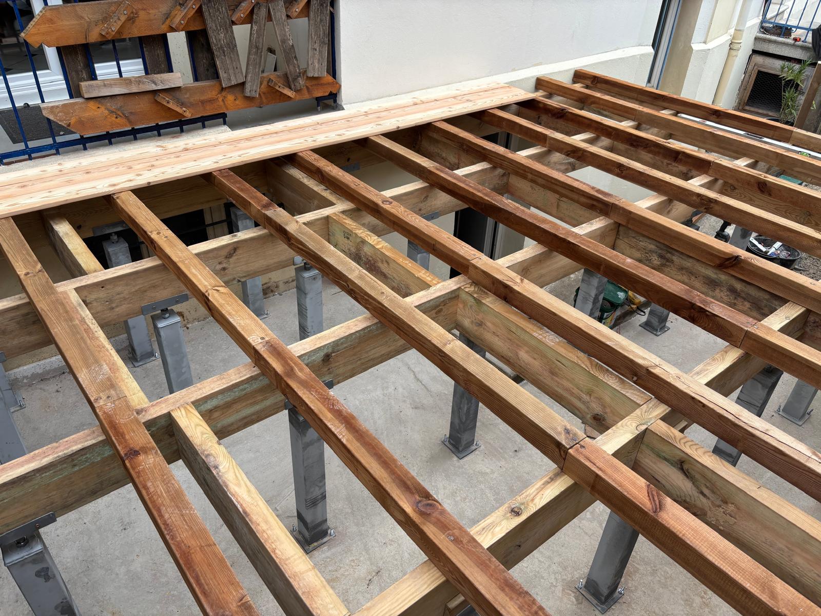 Terrasse suspendue en lames mélèze — photo 6