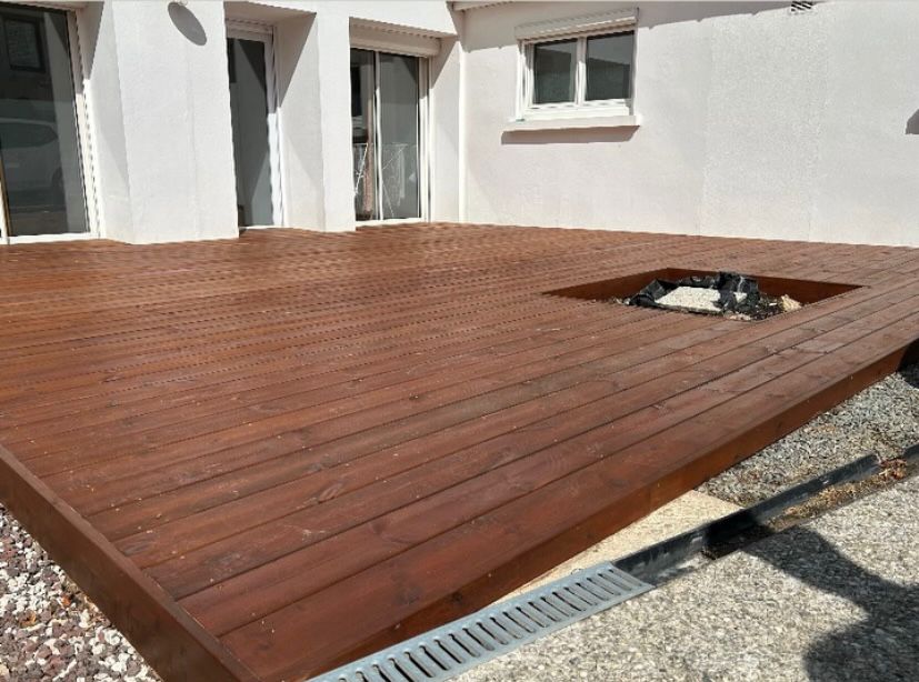 terrasse en pin lisse avec réservation